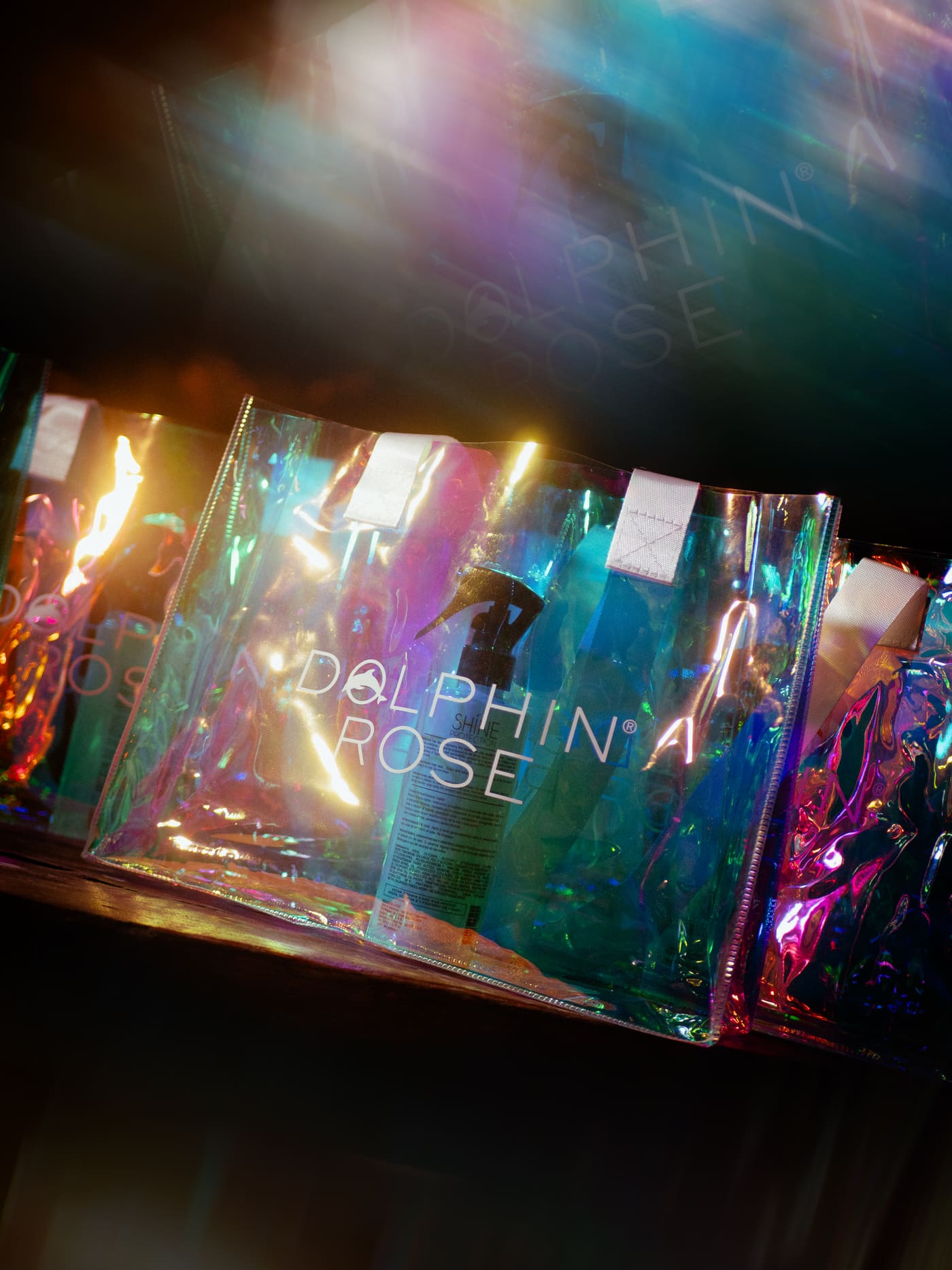Bolsas holográficas de la marca iluminadas por la proyección de colores