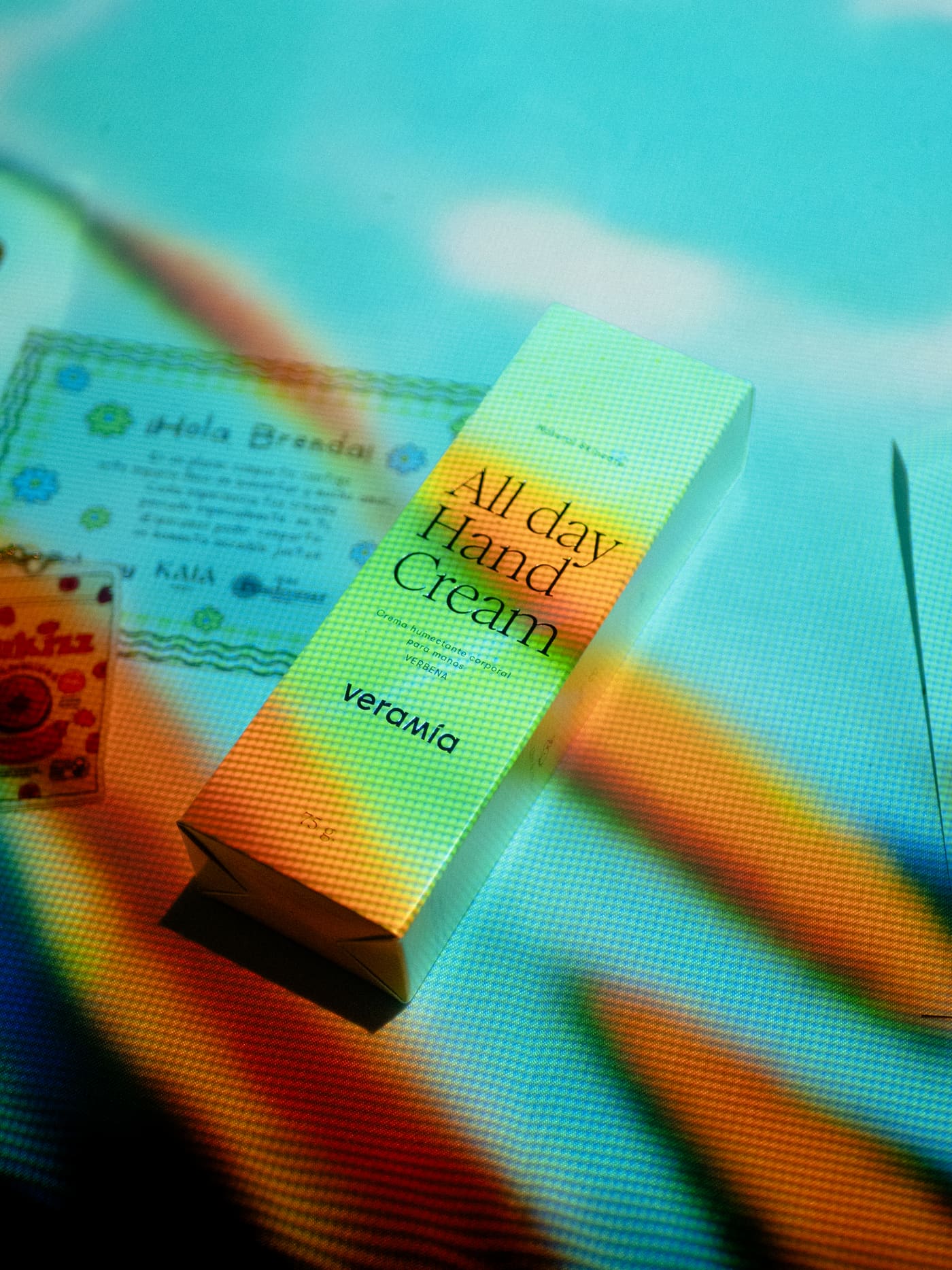 Luz de colores proyectada sobre el empaque del producto y la tarjeta personalizada del invitado