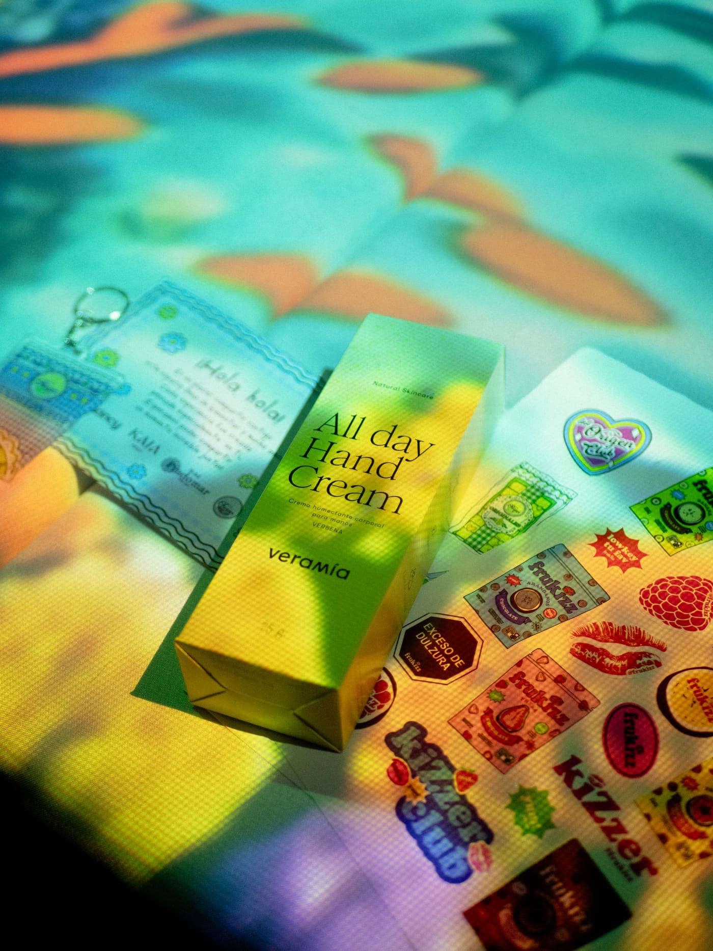 Kit de bienvenida del invitado bañado por la proyección de peces y agua sobre la mesa